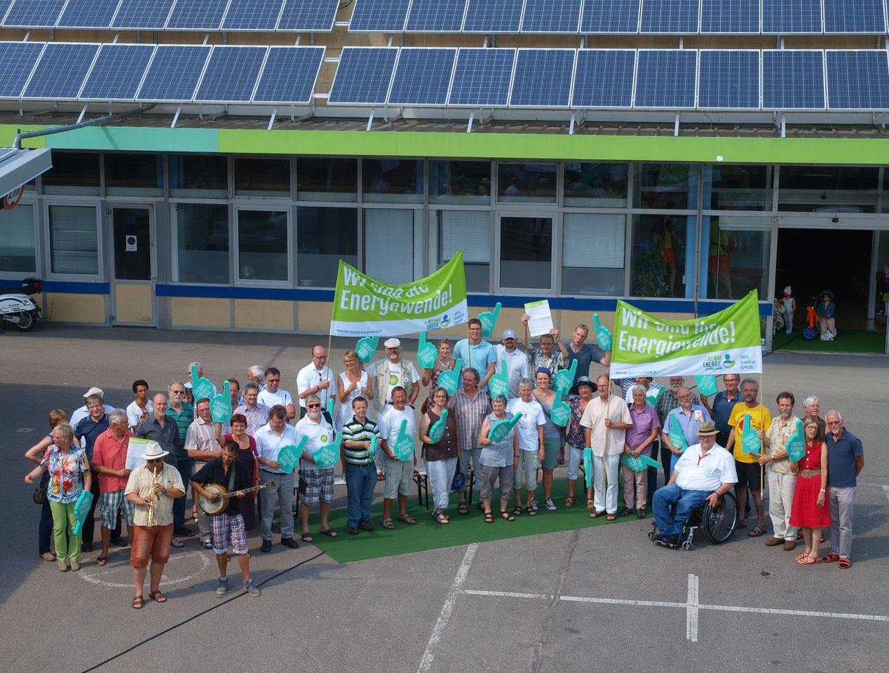 Das Foto zeigt EnerGeno-Mitglieder bei der Einweihung der Photovoltaik-Anlage auf dem Gildecenter Heilbronn